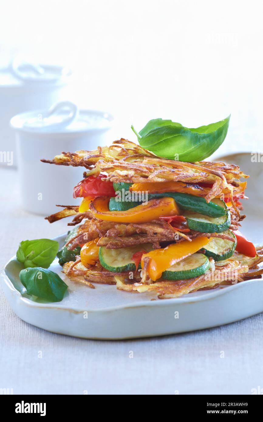 Torretta di patate con peperoni e zucchine Foto Stock