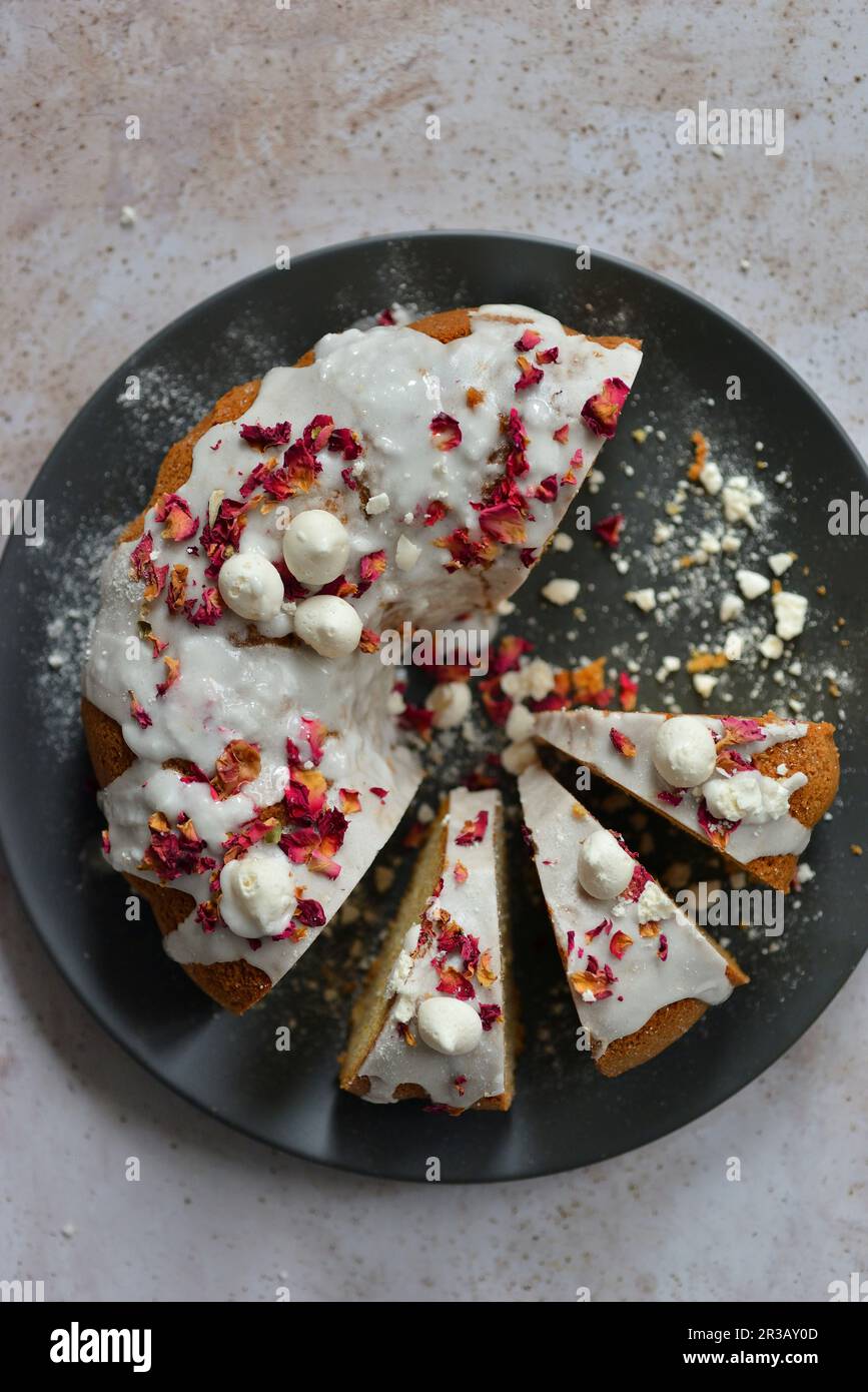 Torta di Spagna di nonna con glassa e meringa Foto Stock