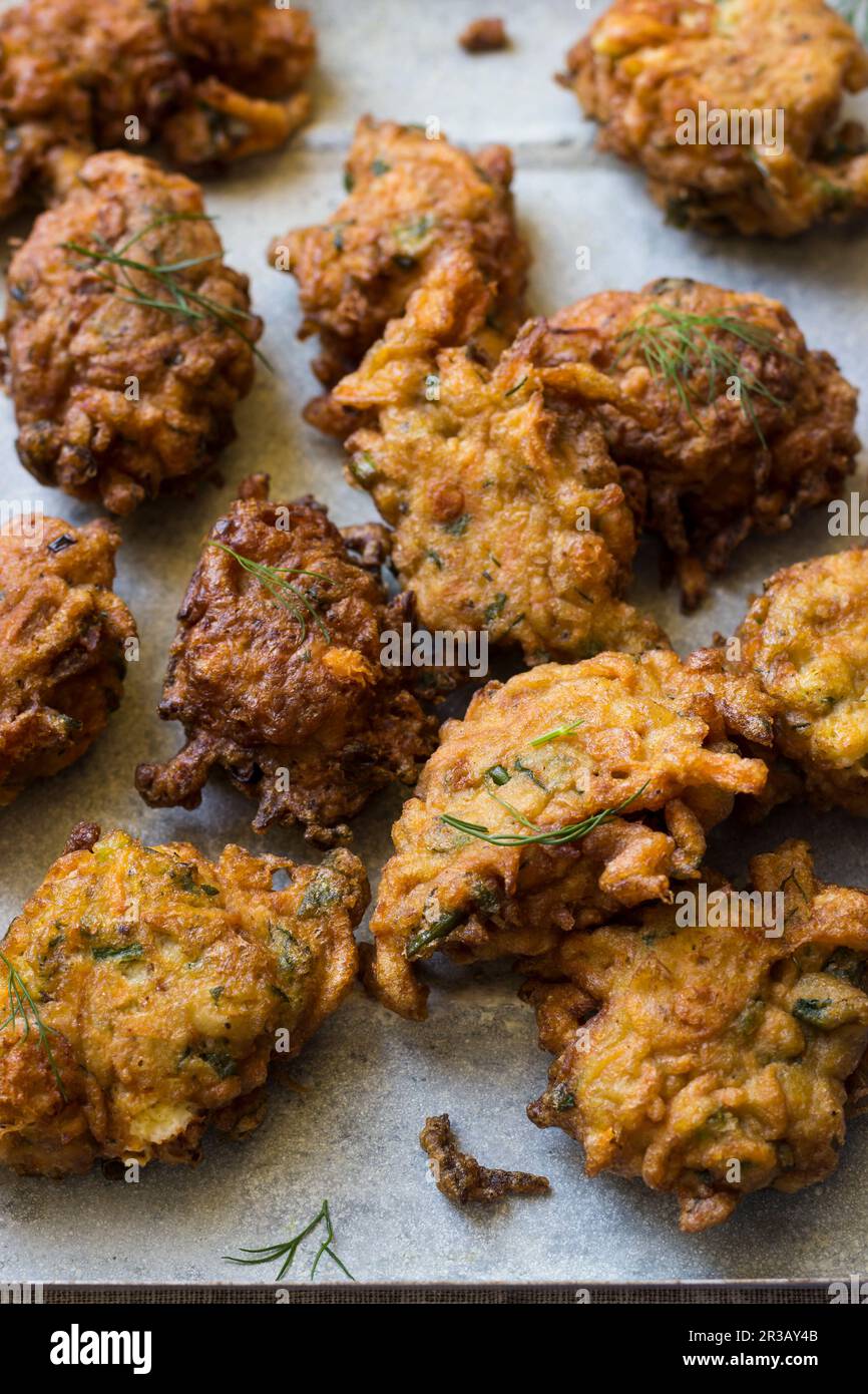 Frittelle di carote con pappagallo e aneto Foto Stock