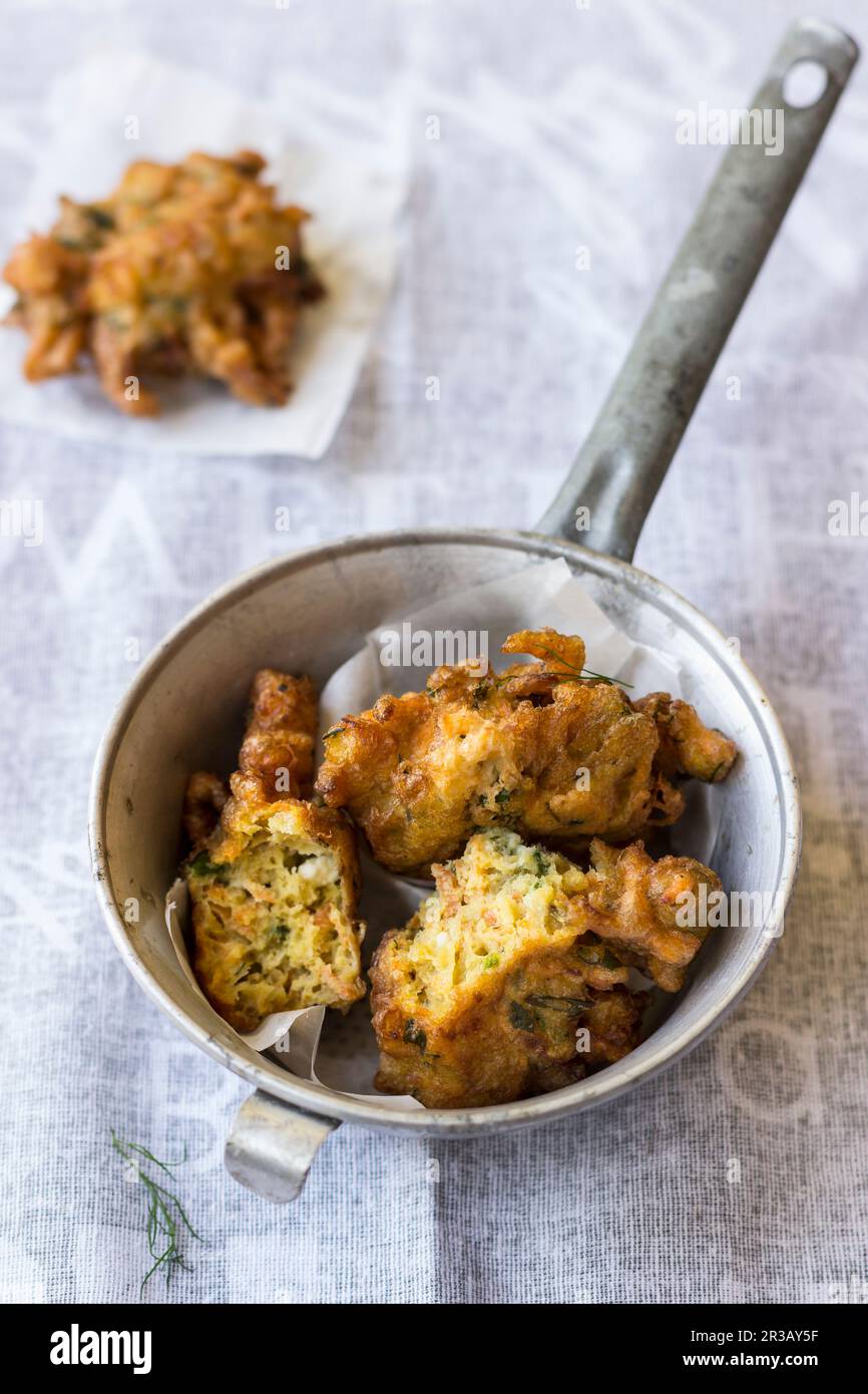 Frittelle di carote con pappagallo e aneto Foto Stock