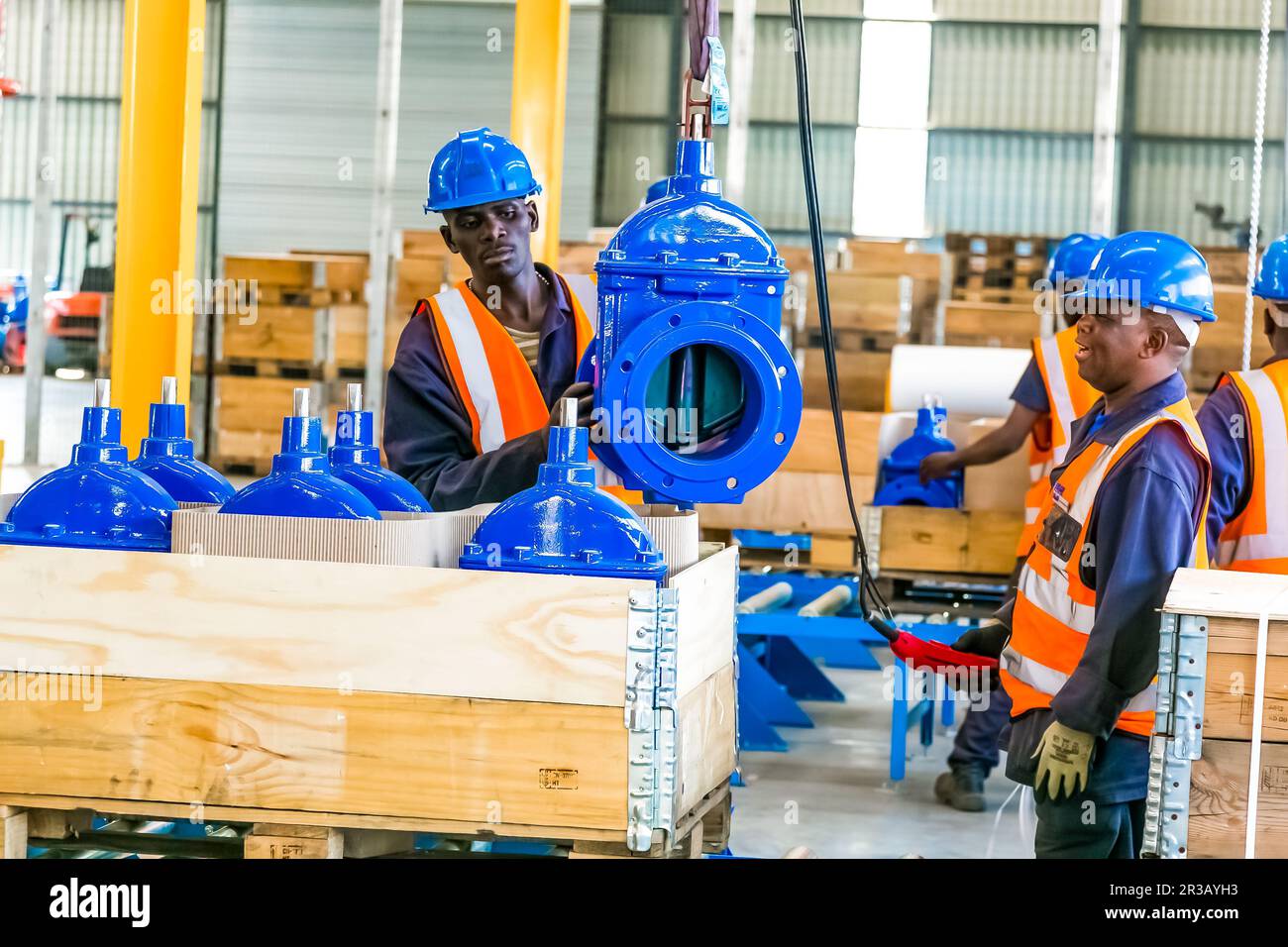 Stabilimento industriale di produzione e assemblaggio di valvole Foto Stock
