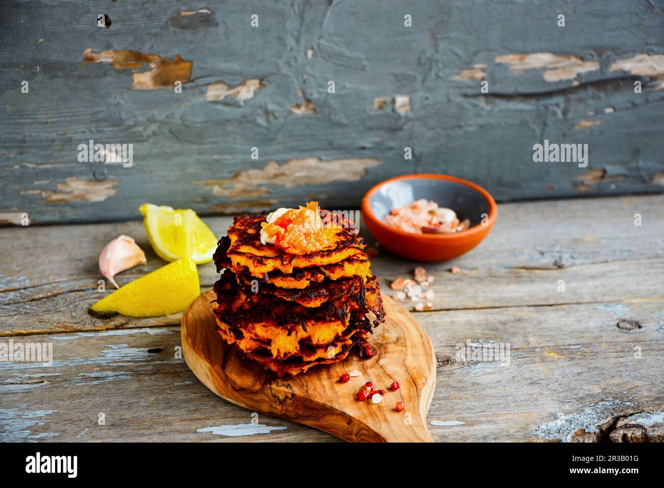 Frittelle di zucca con salmone affumicato Foto Stock