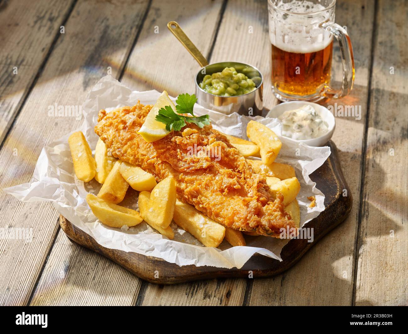 Birra in pastella Pesce e patatine fritte Foto Stock
