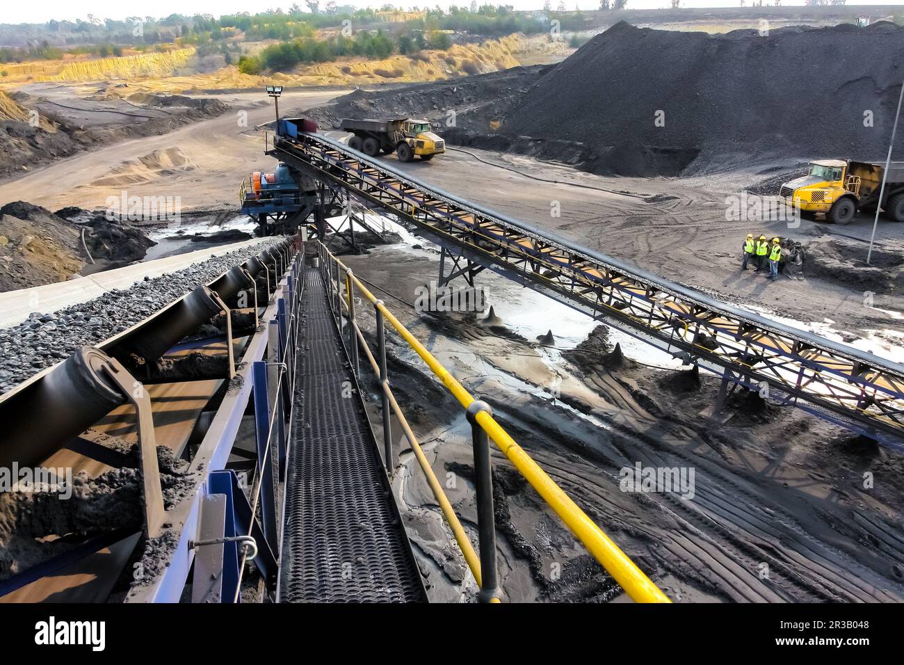 Coal ore su un nastro trasportatore per la lavorazione Foto Stock