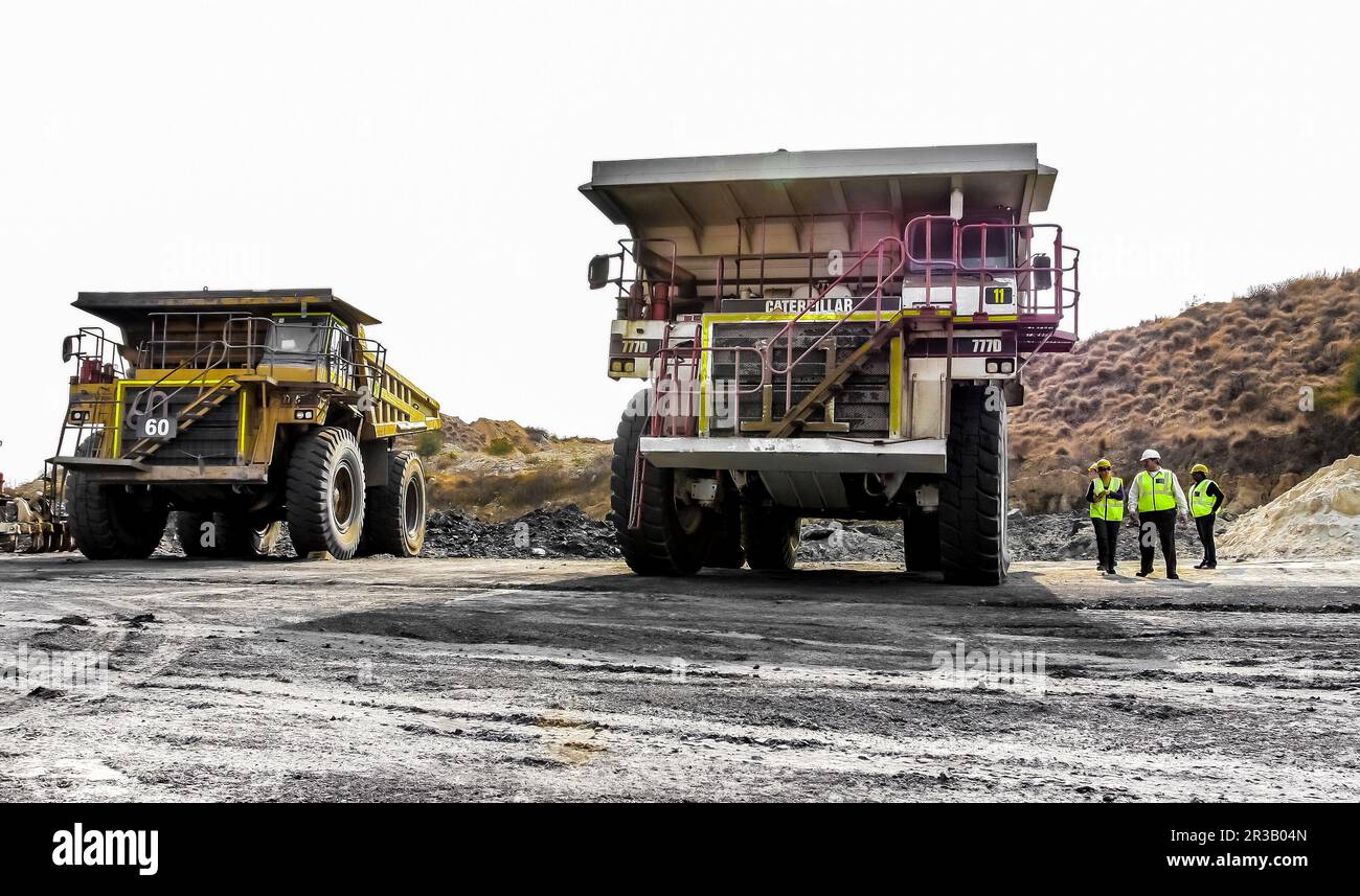 Dumper grandi che trasportano minerali di carbone per la lavorazione Foto Stock