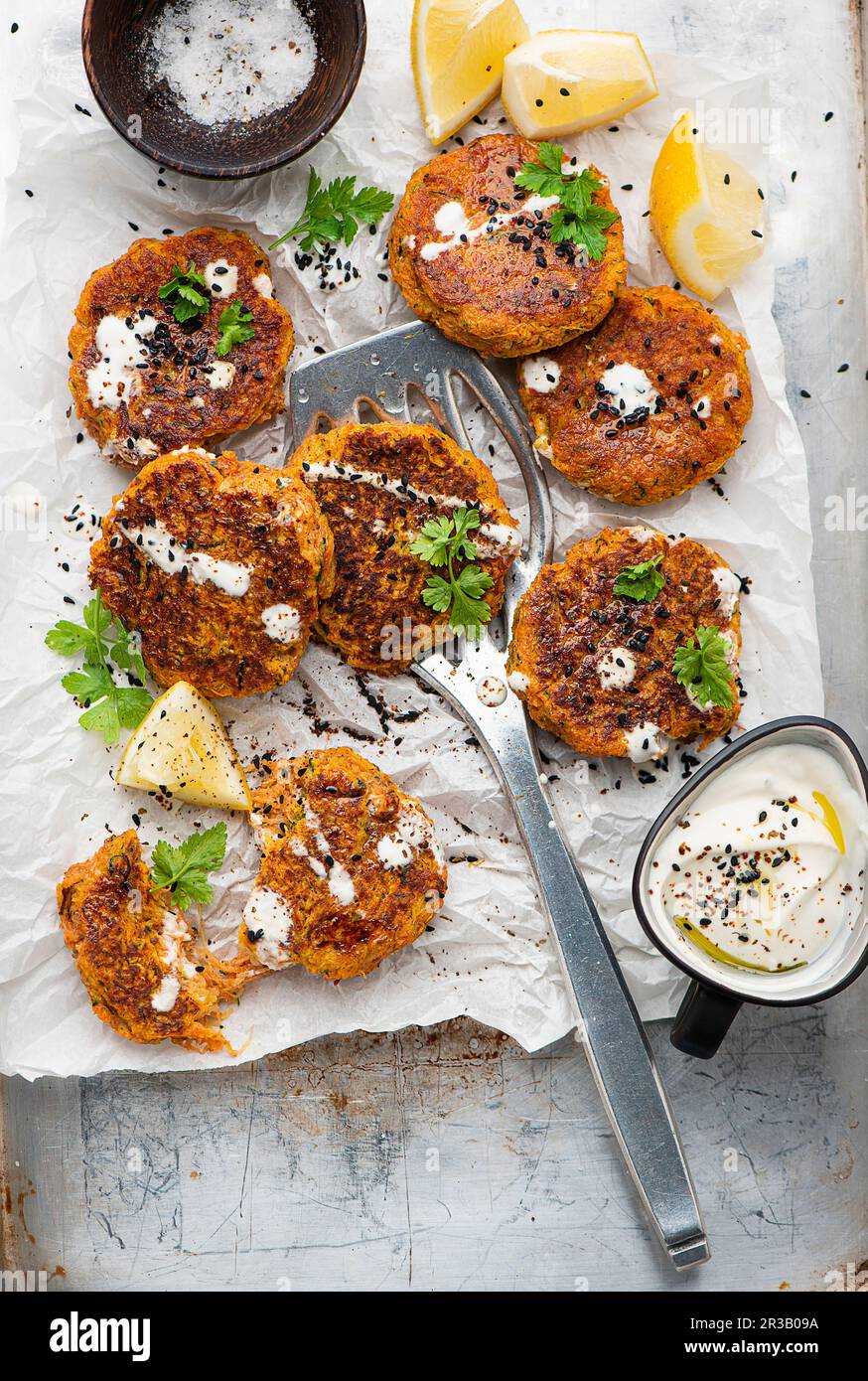 Frittelle di verdure vegane con salsa di yogurt-tahini Foto Stock