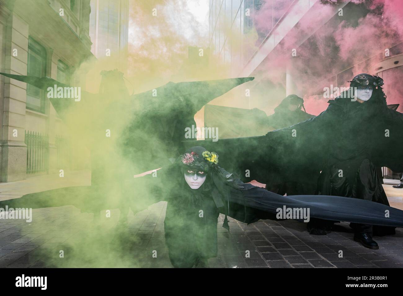 Londra, Regno Unito. 23rd maggio, 2023. Le fette di petrolio mostrano il loro sostegno - Extinction Rebellion riunirsi al di fuori di Blackrock il giorno del AGM di Shell per chiedere che thy, come uno dei suoi maggiori investitori (insieme a Vanguard), smette di sostenere lo sfruttamento dei combustibili fossili credito: Guy Bell/Alamy Live News Foto Stock