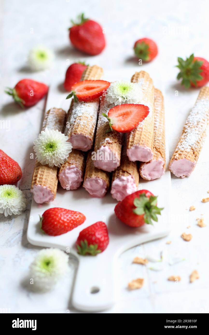Cialda di wafer riempita con crema di fragole Foto Stock