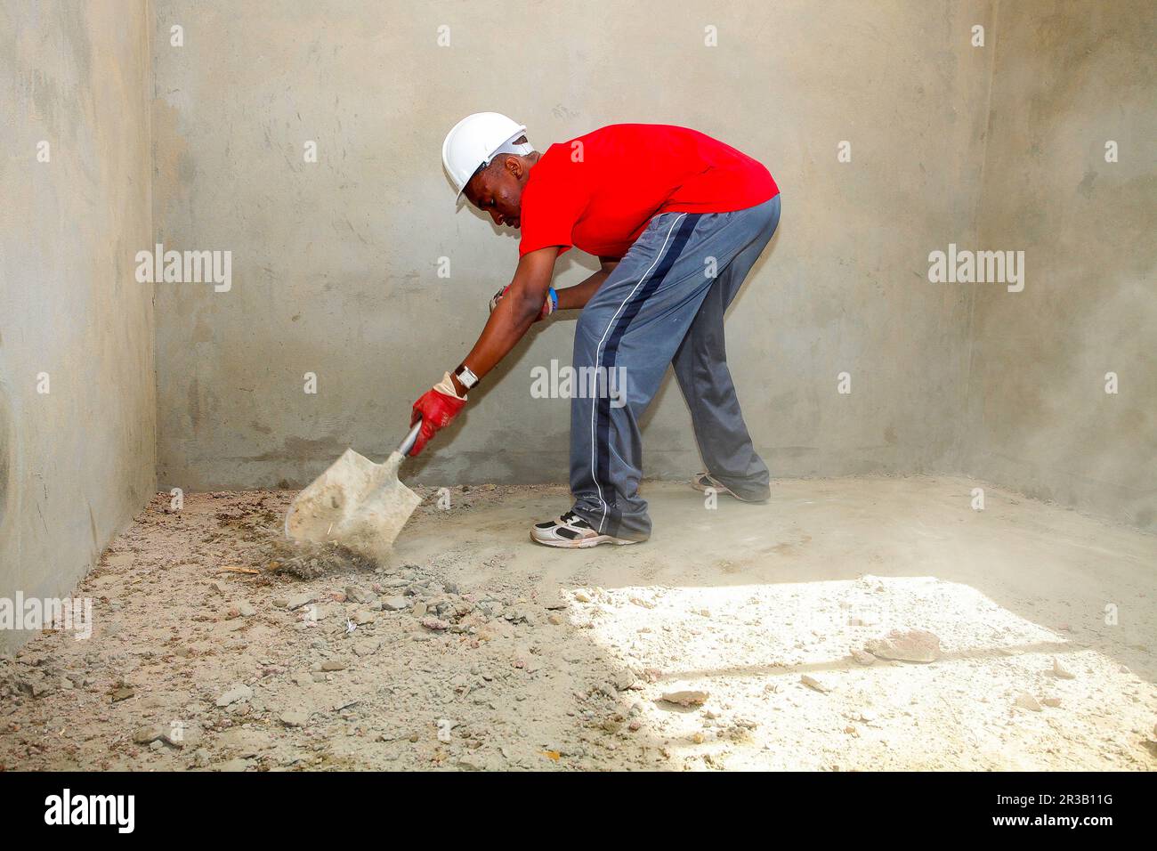 Diversi membri della comunità costruiscono una casa a basso costo a Soweto Foto Stock