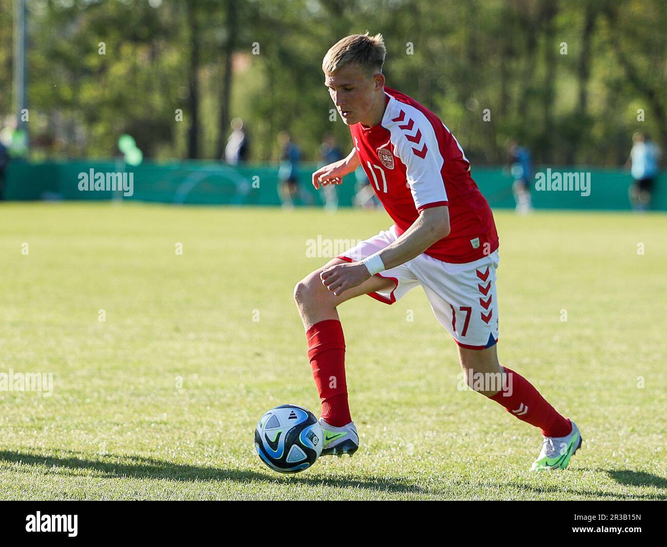 Wolfsburg, Germania. 08th maggio 2023. Oscar Boesen (17) di Danimarca visto durante il calcio U18 amichevole tra la Germania e la Danimarca a Drömlingsstadion a Wolfsburg. (Photo credit: Gonzales Photo - Rune Mathiesen). Foto Stock