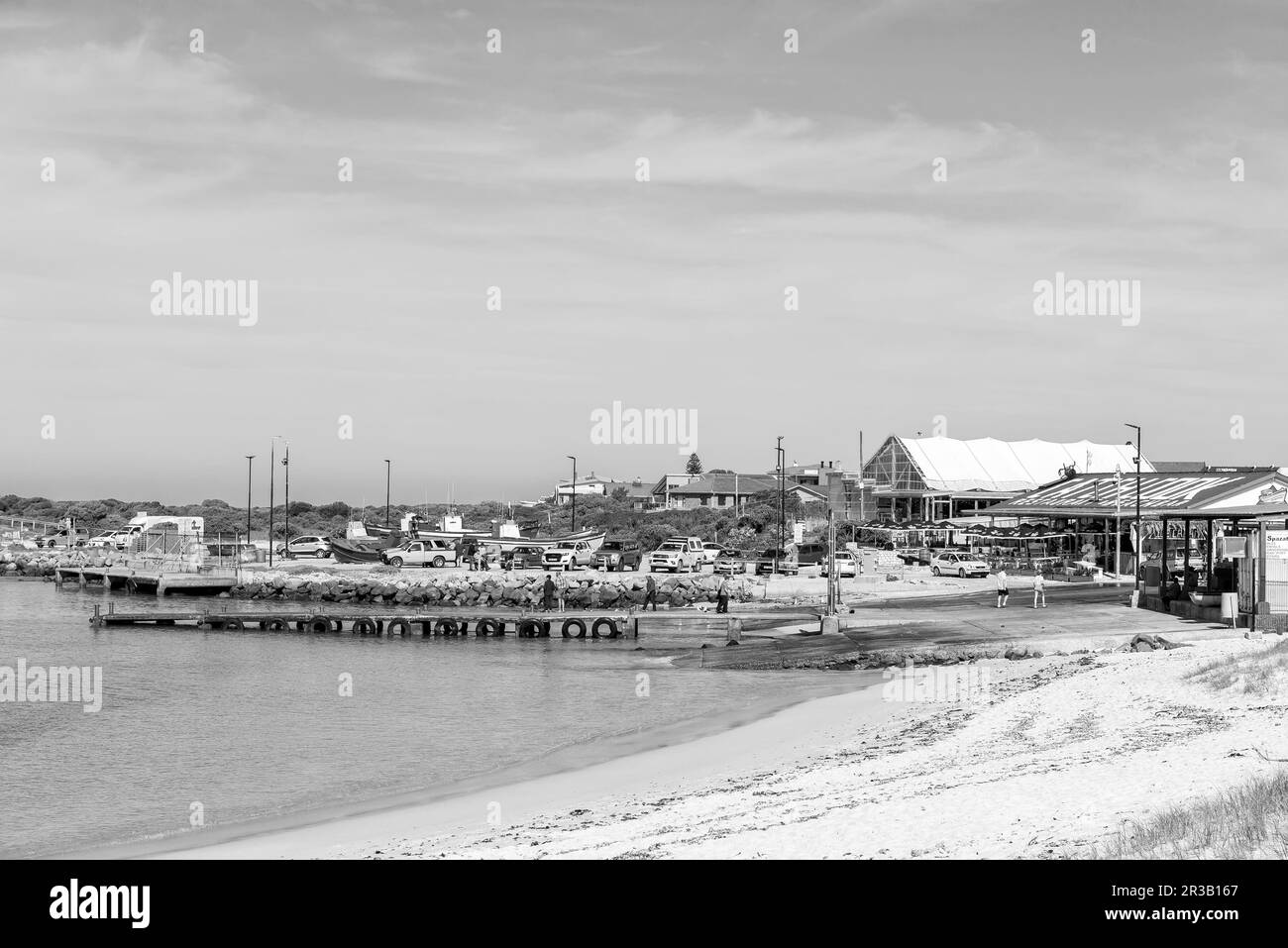 Struisbaai, Sudafrica - 21 settembre 2022: Vista sul porto di Struisbaai, nella provincia del Capo Occidentale. Persone, barche, veicoli e il lungomare ar Foto Stock