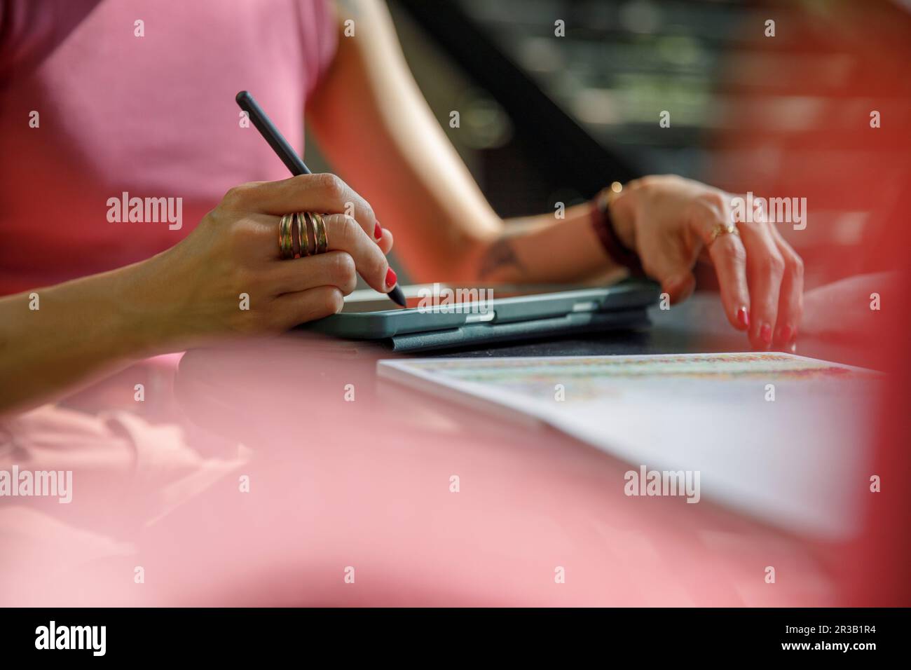 Mano di donna con disegno a penna digitalizzato su tavoletta grafica Foto Stock