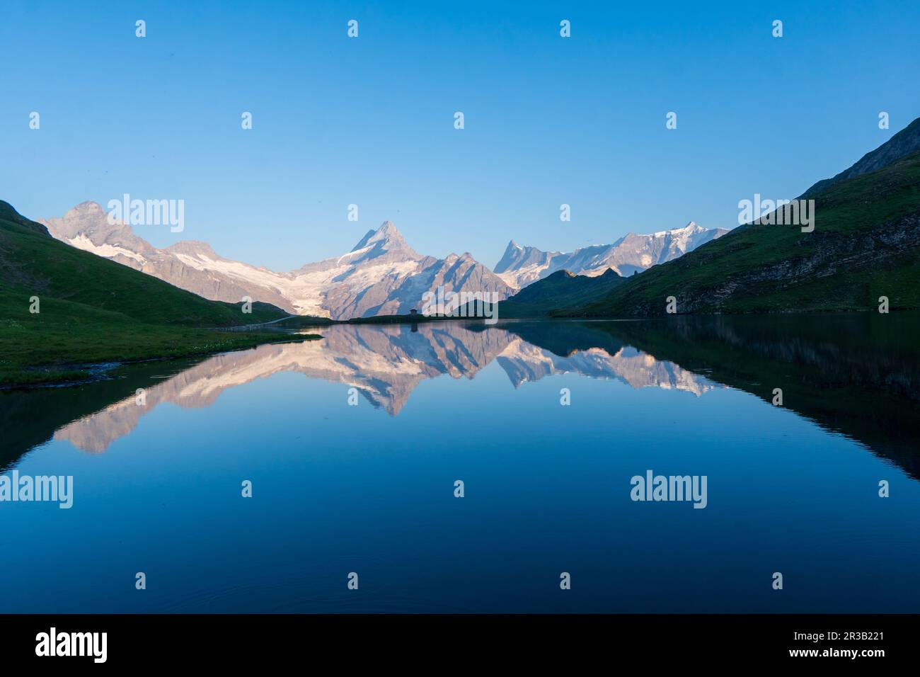 Fantastico panorama serale del lago di Bachalp / Bachalpsee, Svizzera. Pittoresco tramonto autunnale nelle alpi svizzere, Grindelwald, Oberland Bernese, Europa. Foto Stock
