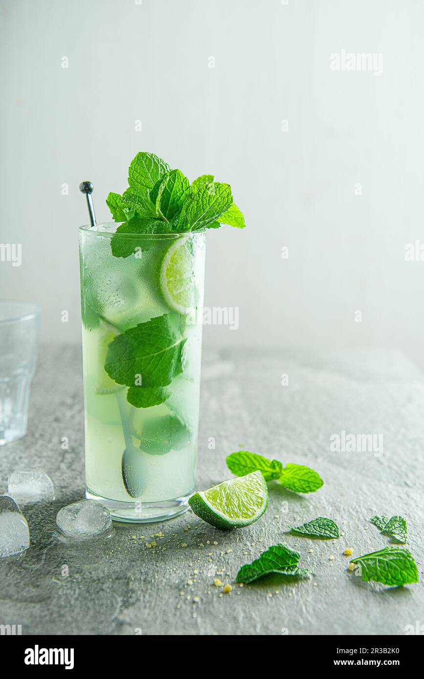 Cocktail Mojito con lime, zucchero di canna e menta Foto Stock