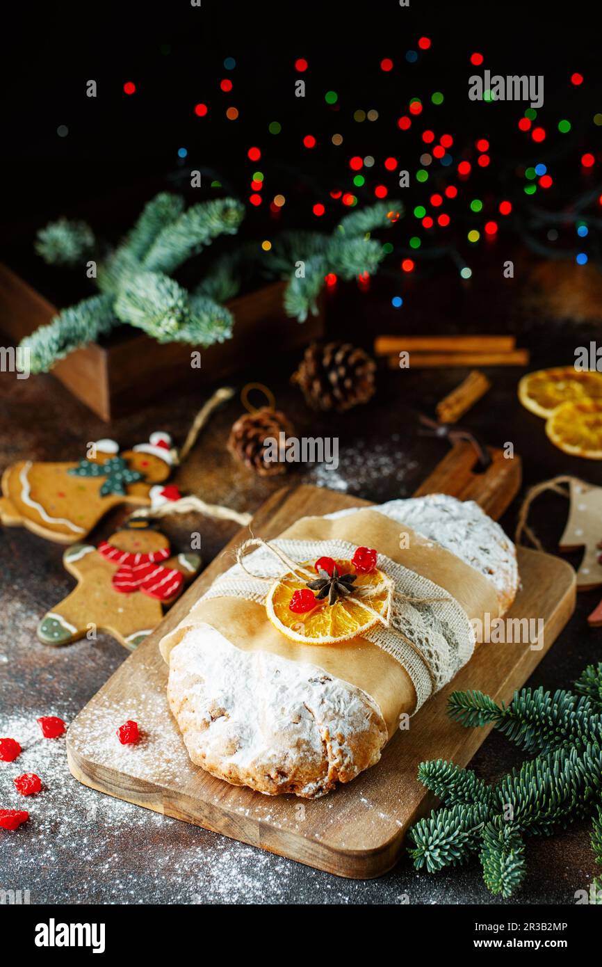 Cottura per le vacanze. Torta di Natale. Composizione di stollen, rami di abete rosso, decorazioni di albero di Natale, Foto Stock