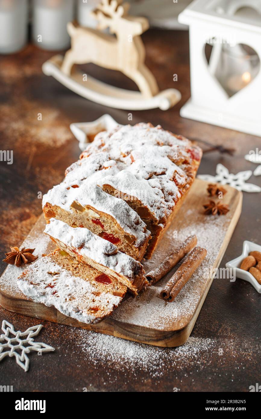 Stollen è pane di frutta a guscio, spezie, frutta secca o candita, rivestito con zucchero a velo. È tr Foto Stock