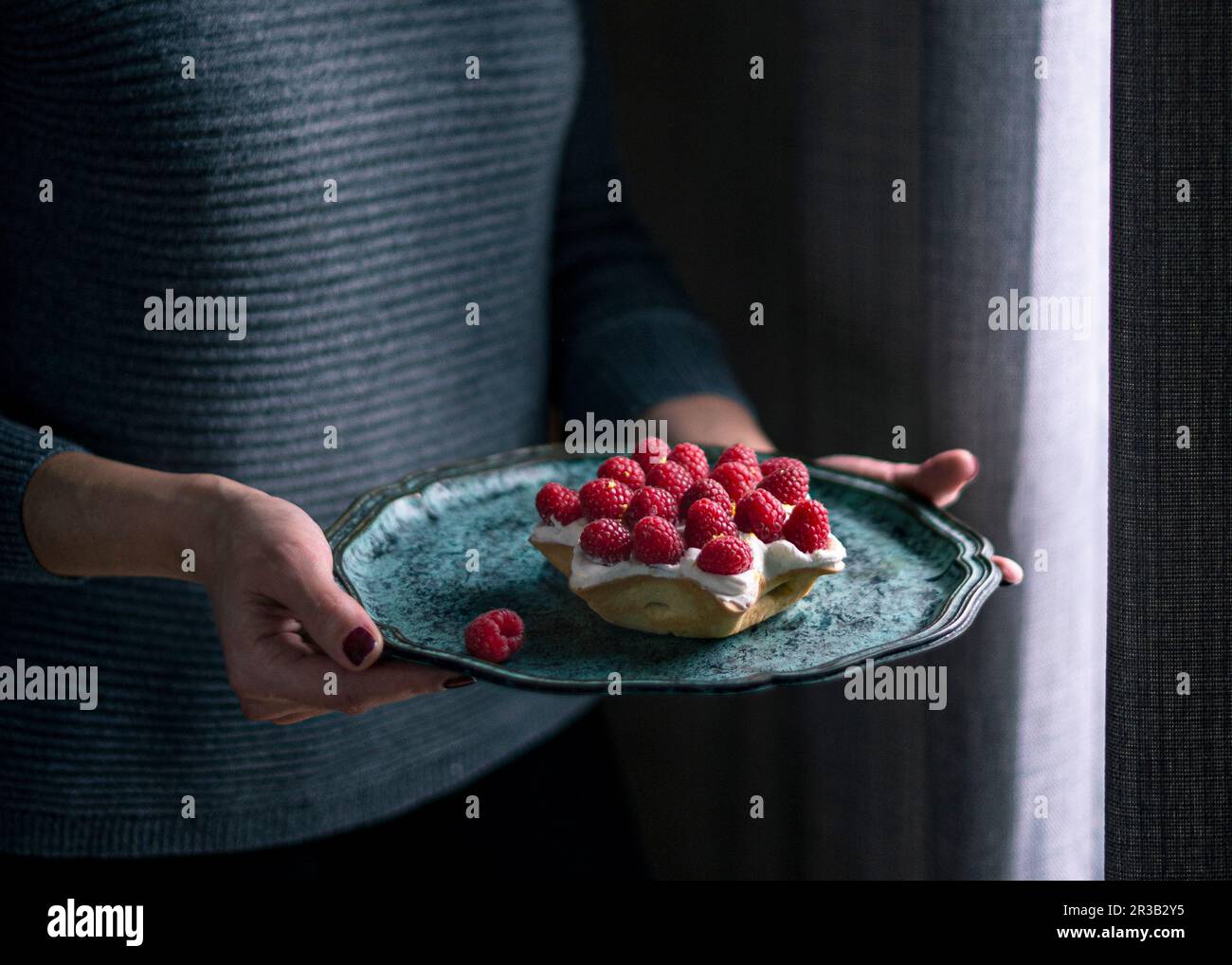 Un dolce di ricotta a forma di stella con lamponi Foto Stock