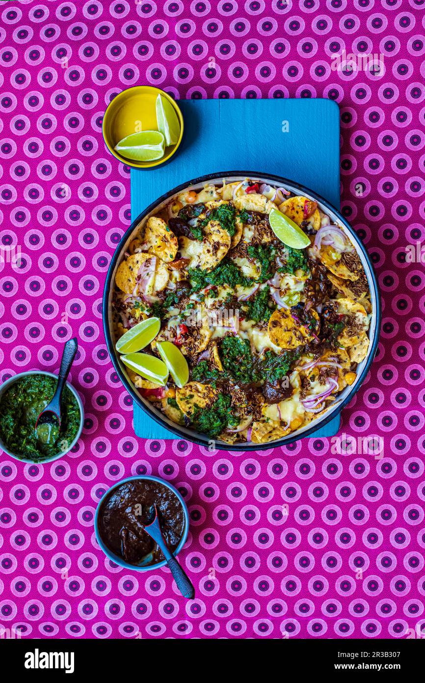 Nachos di ispirazione indiana con Coriander Chutney e Tamarind Foto Stock