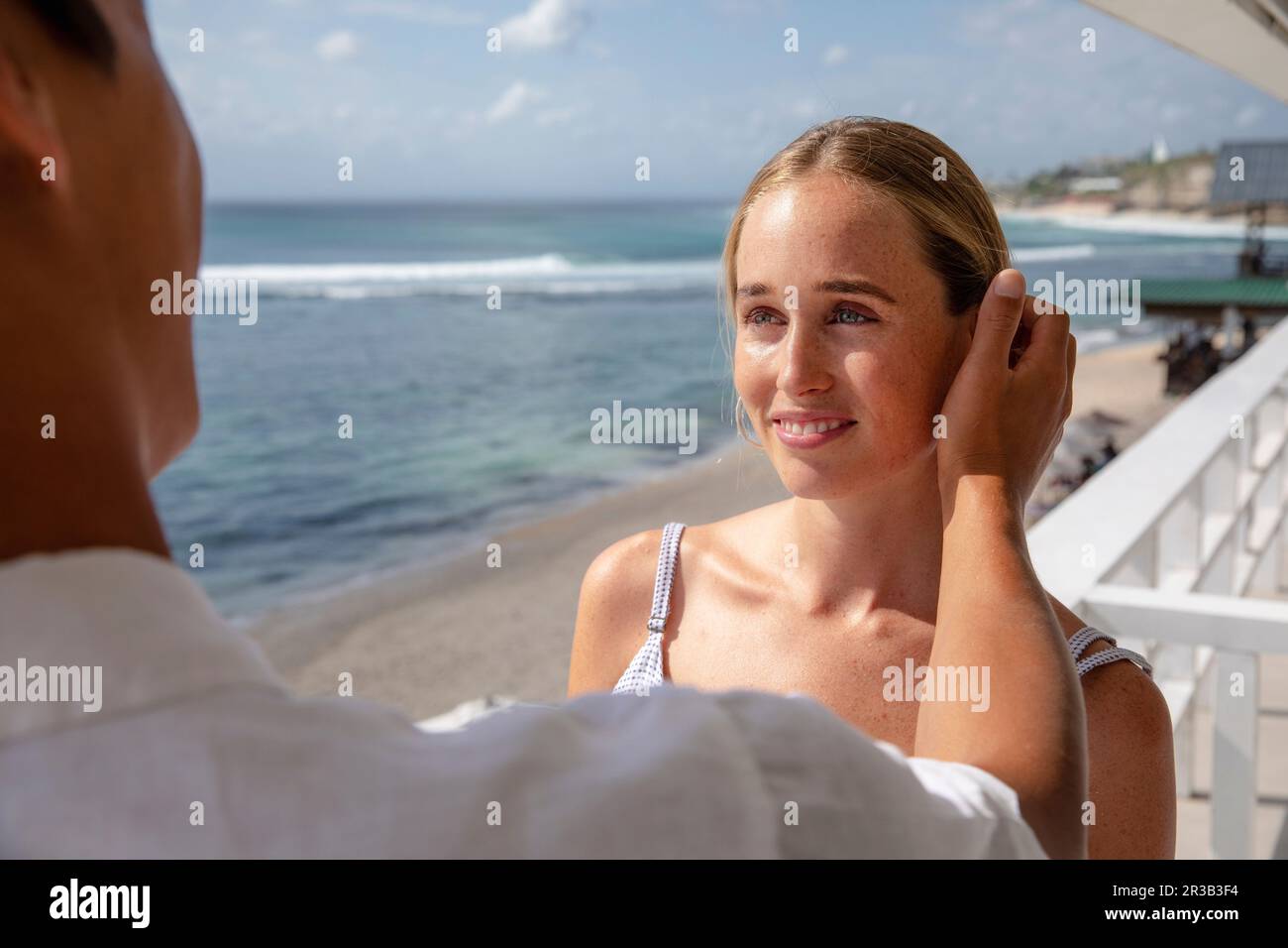 Uomo che tocca il volto della donna in vacanza Foto Stock