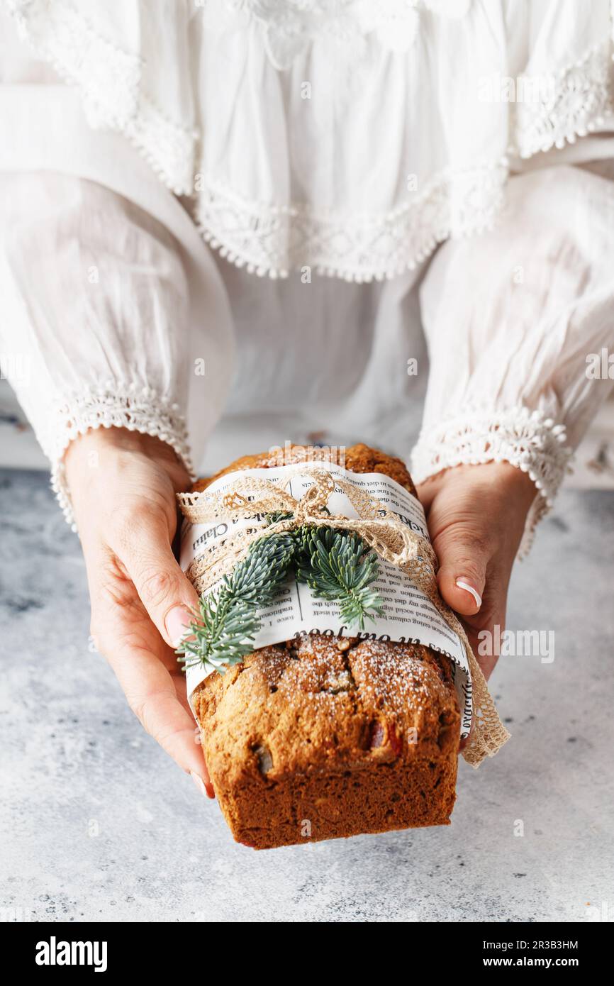 Stollen è un pane di frutta a guscio, spezie, e frutta secca o candita, rivestito con zucchero a velo. Esso Foto Stock