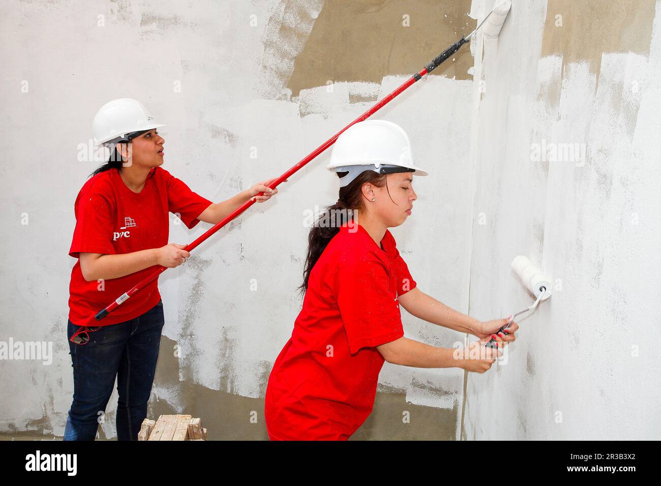 Diversi membri della comunità costruiscono una casa a basso costo a Soweto Foto Stock
