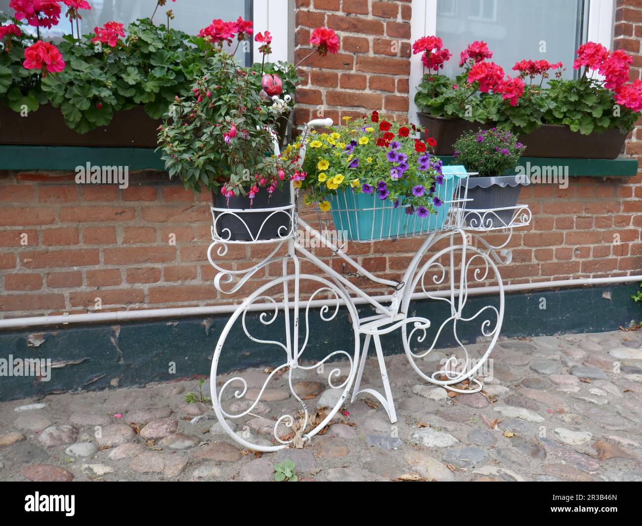 Decorazioni in bicicletta di fronte a una casa Foto Stock