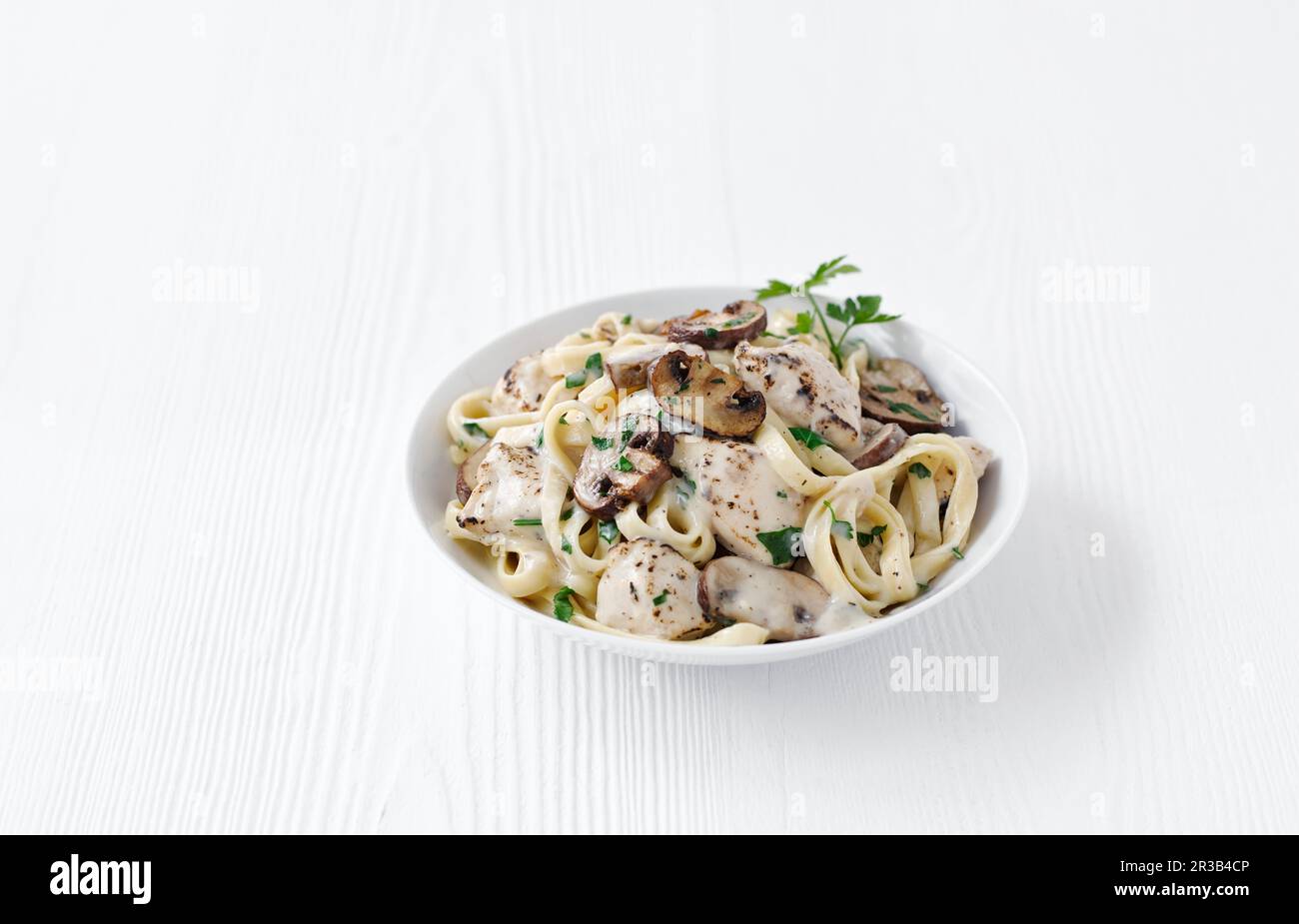 Tagliatelle di pollo e funghi Foto Stock