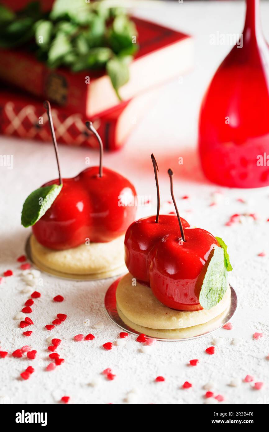 Dessert mousse a forma di ciliegie. Torta mousse Foto Stock