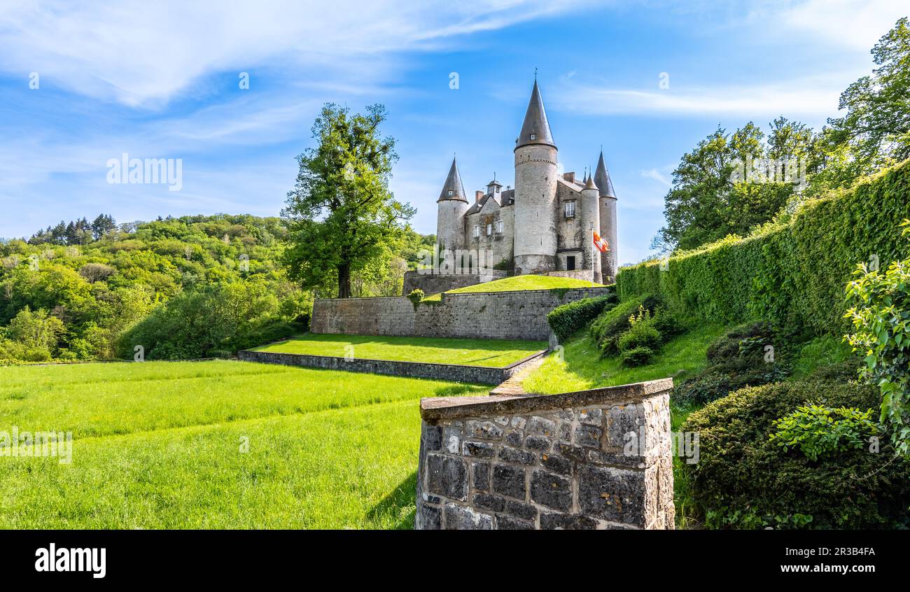 Bellissimo castello fiabesco in Belgio. Castello di Veves. Foto Stock