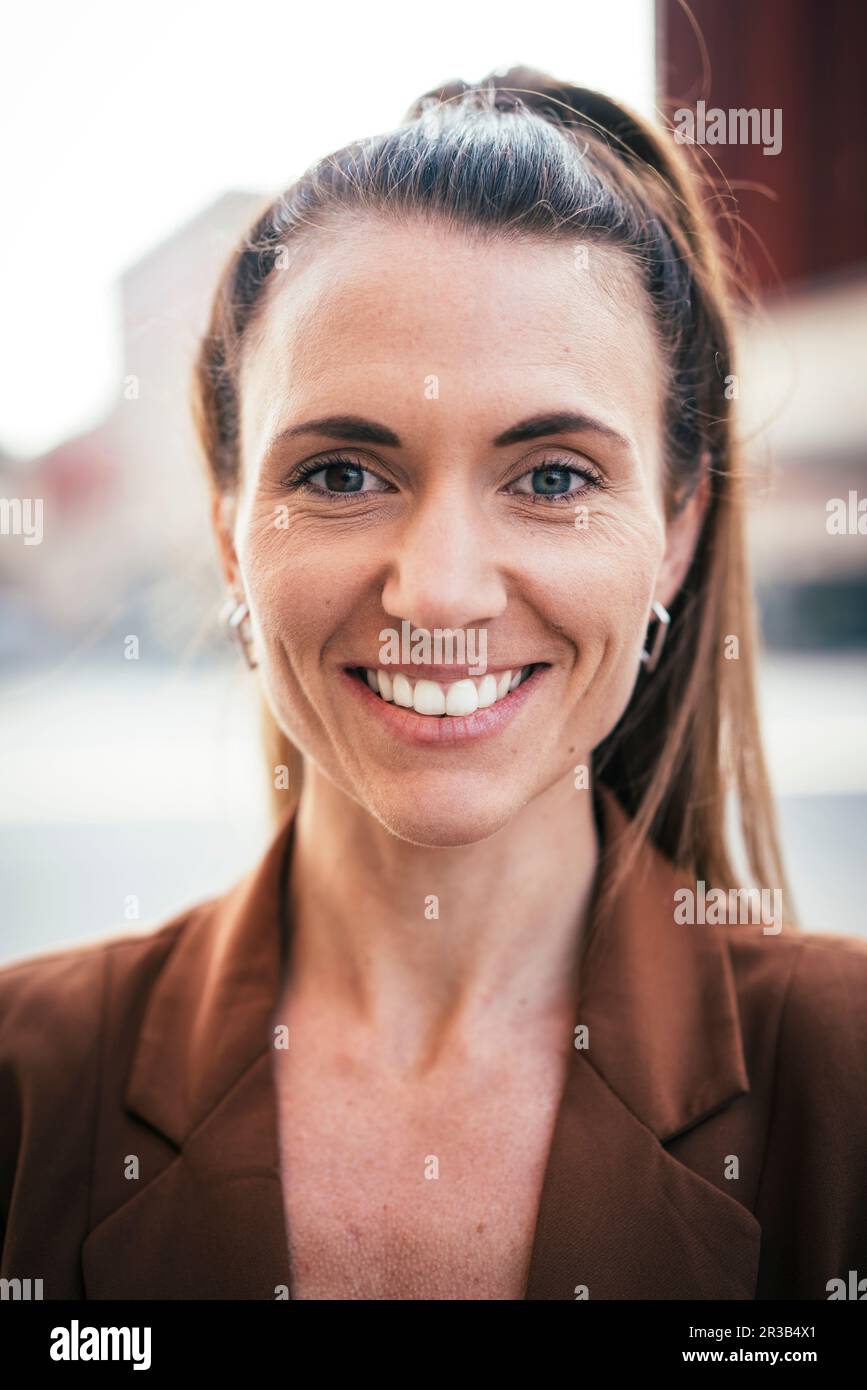 Donna d'affari sorridente con occhi di colore diverso Foto Stock