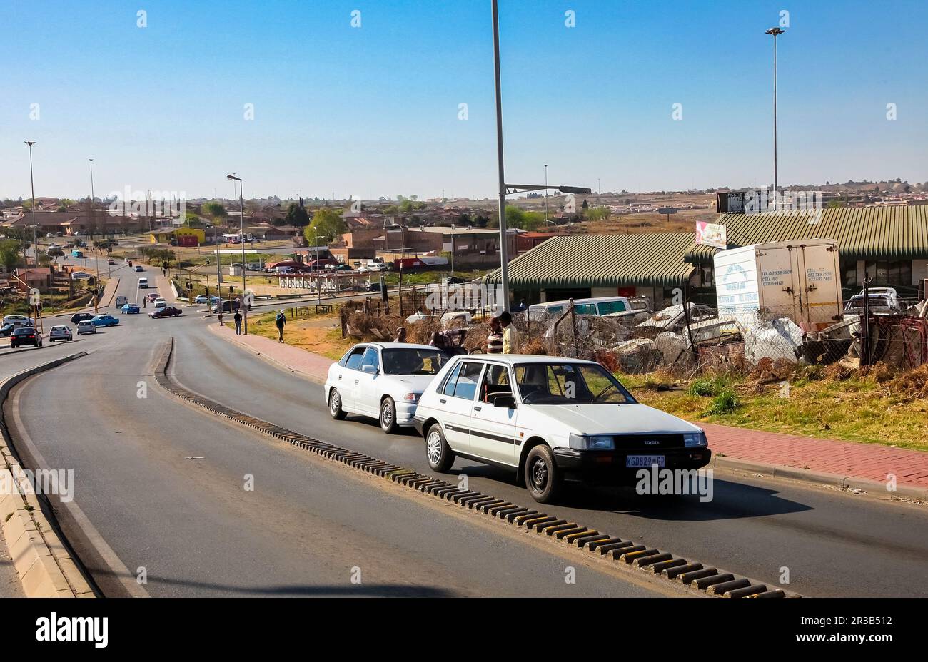 Persone e strade nella città sudafricana di Soweto Foto Stock