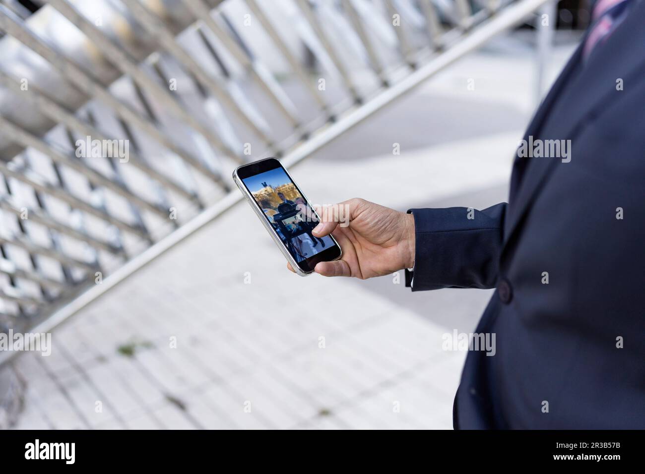 Uomo d'affari che naviga in rete tramite smartphone Foto Stock