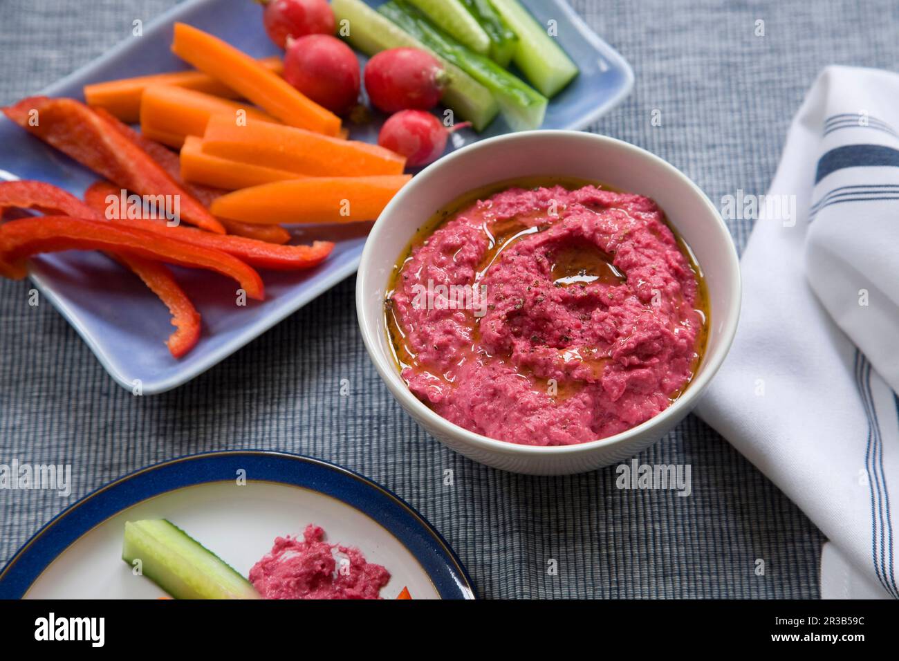 Hummus della barbabietola con gli stock vegetali Foto Stock