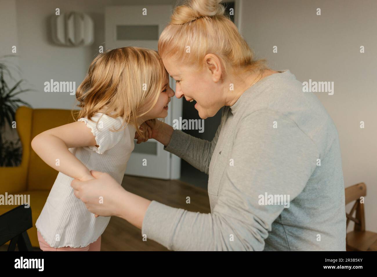 Nonna che gioca con nonna a casa Foto Stock