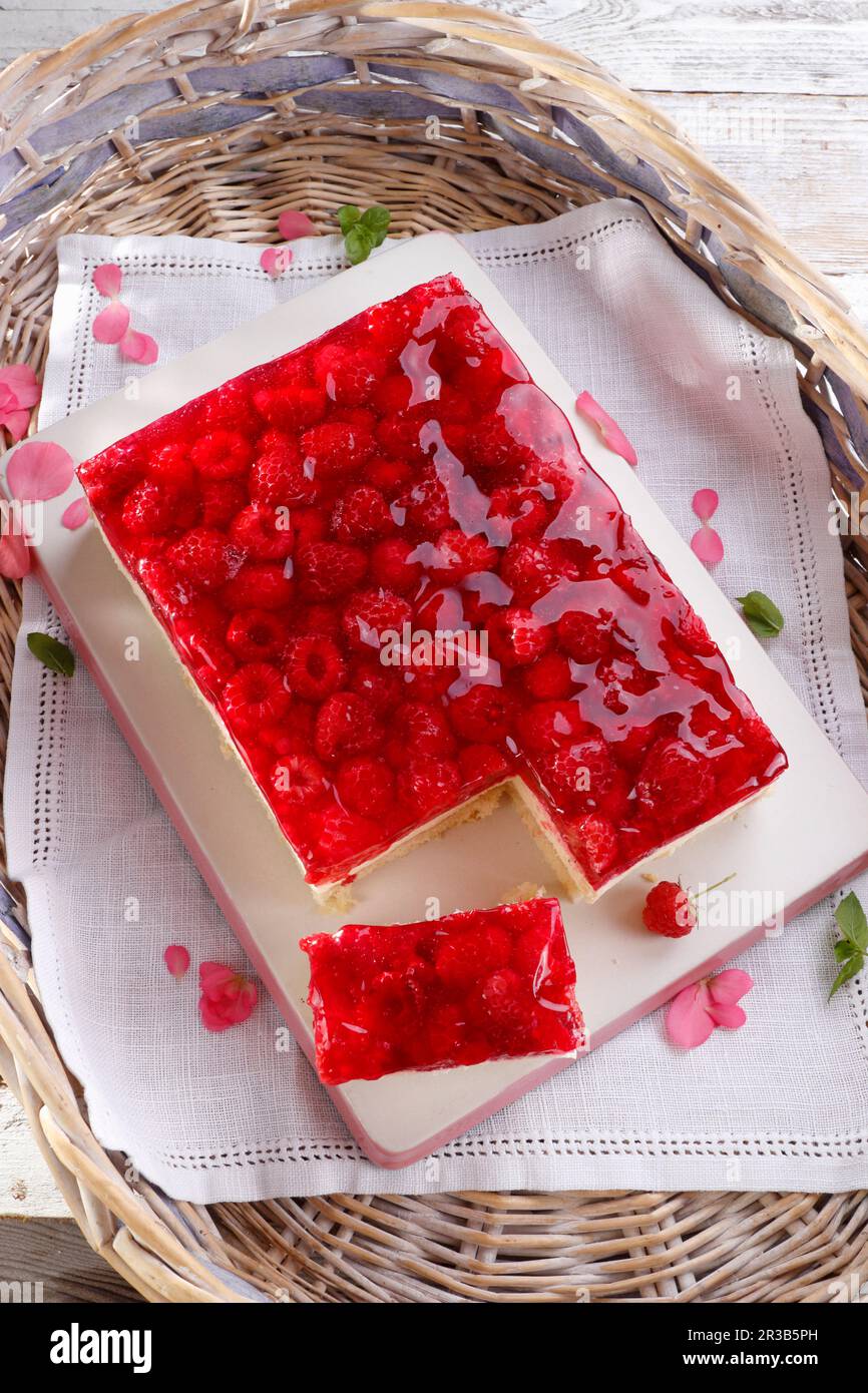 Torta estiva con gelatina di lamponi e lamponi freschi Foto Stock