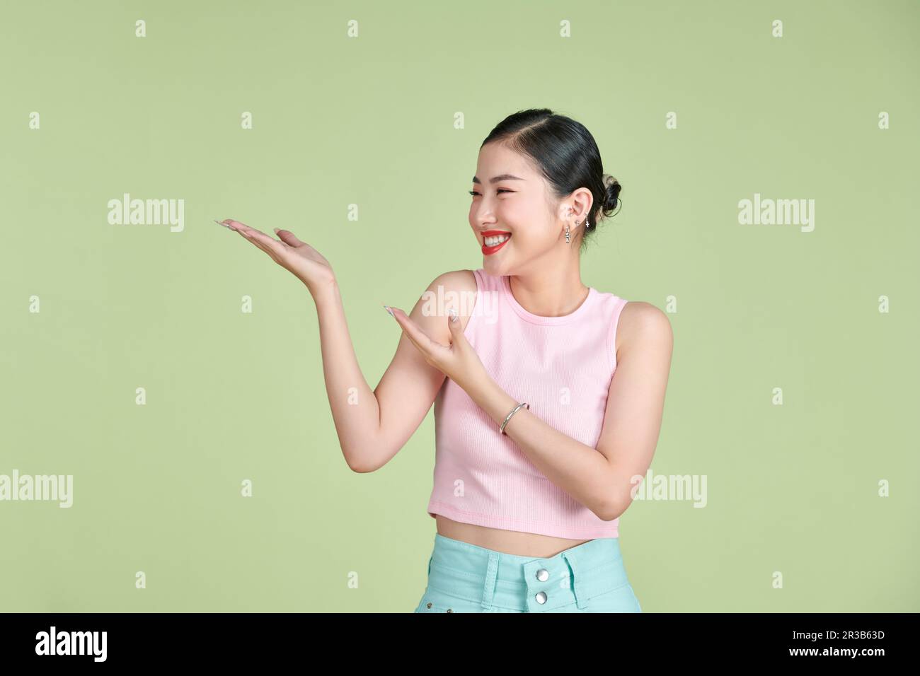 Espressione di una giovane donna asiatica - buona per presentazioni diapositive o social media Foto Stock