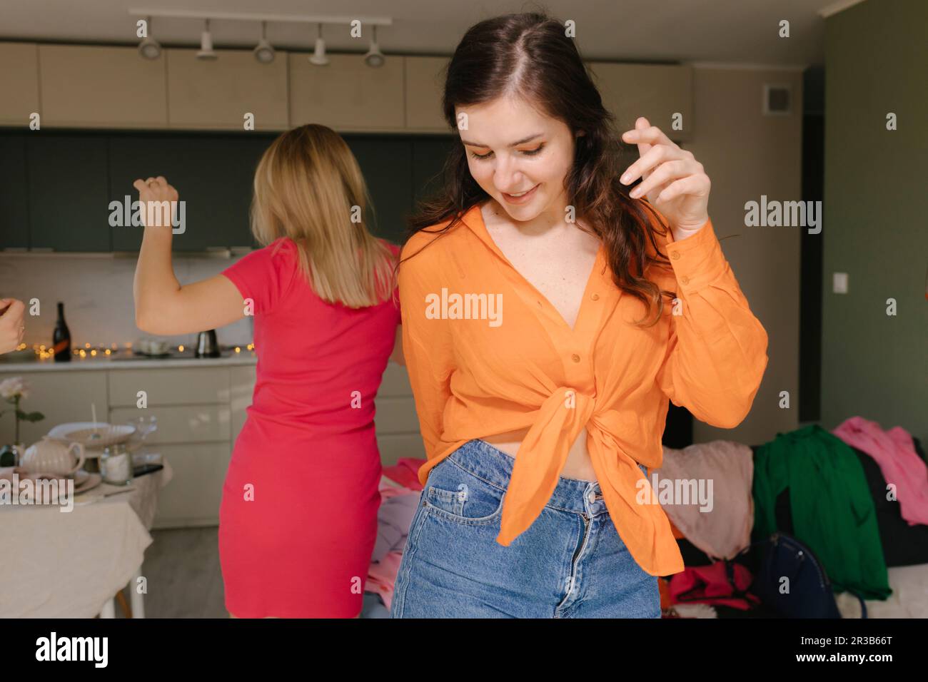 Donna che balla con un amico alla festa della casa Foto Stock