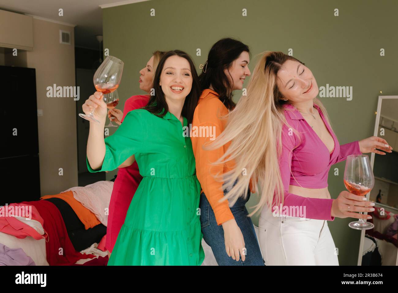 Amici spensierati che ballano tra loro durante la festa di casa Foto Stock