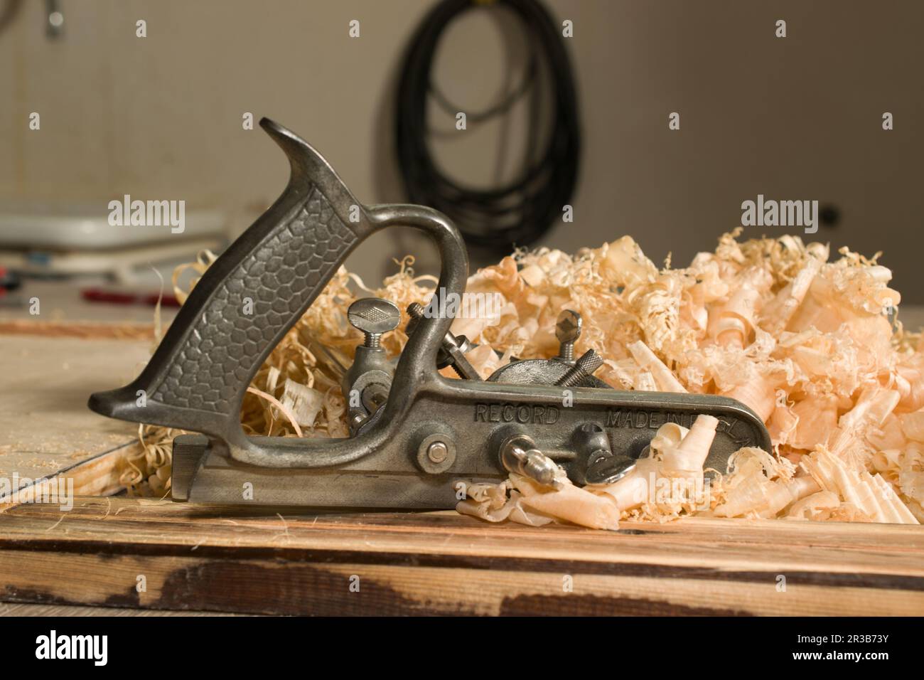 Piano di combinazione prima di palo di trucioli di pino. Lavorazione del legno a mano. Foto Stock