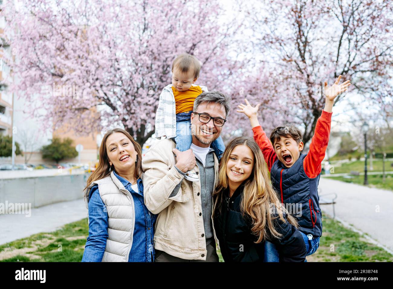 Una famiglia allegra trascorre del tempo libero al parco Foto Stock