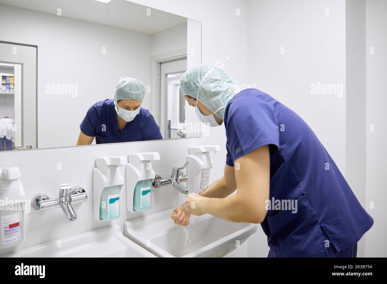 Il chirurgo si lava le mani prima dell'intervento in ospedale Foto Stock