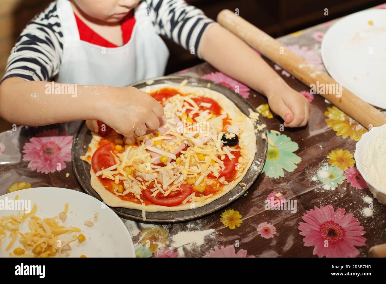 I bambini fanno la pizza. Master class per bambini sulla cucina della pizza italiana. I bambini imparano a coo Foto Stock