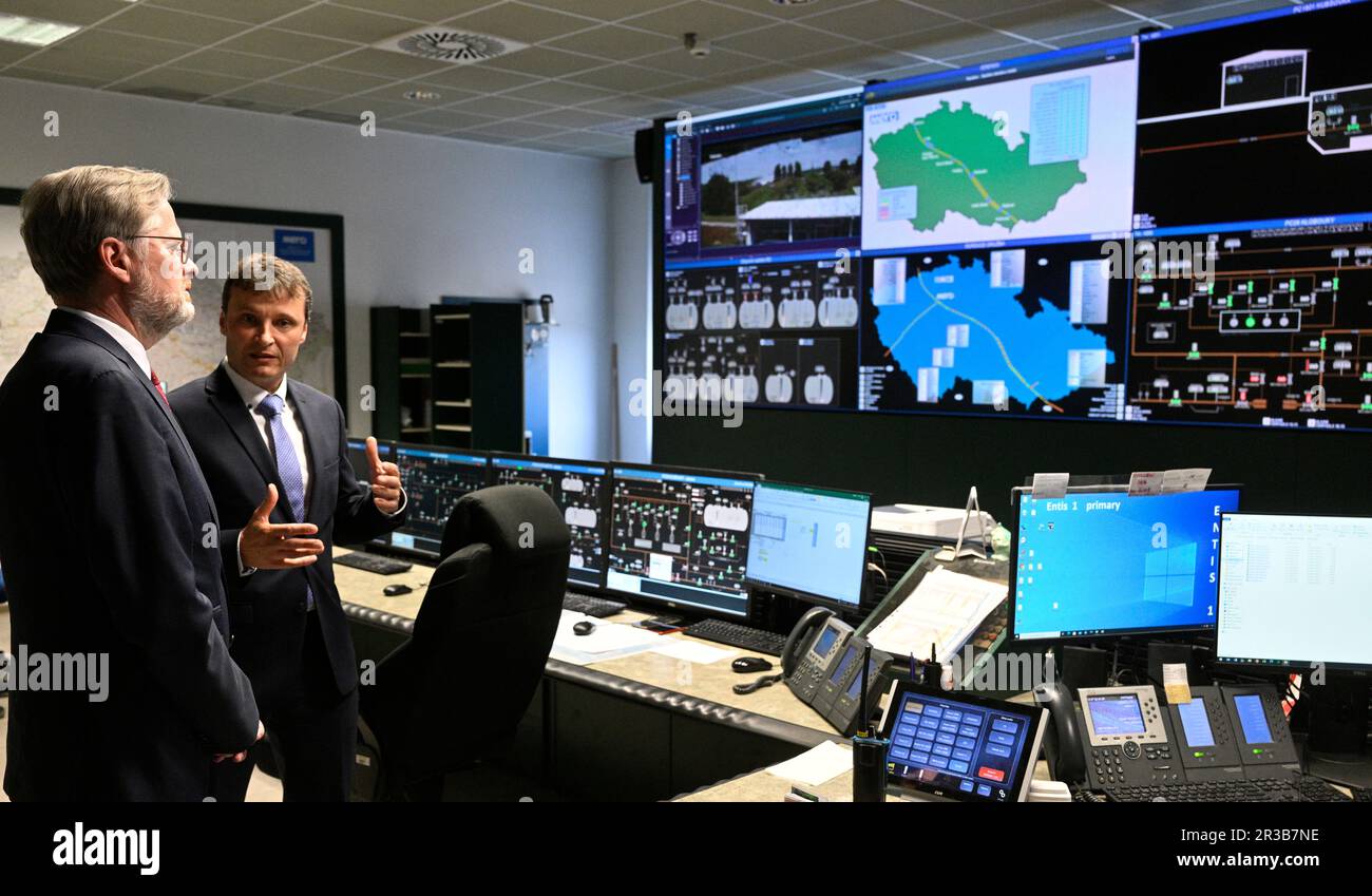 Nelahozeves, Repubblica Ceca. 23rd maggio, 2023. Il primo ministro ceco Petr Fiala, partito, visita la società Mero CR - azienda petrolifera centrale a Nelahozeves, Repubblica Ceca, 23 maggio 2023. Le forniture di petrolio dall'Italia copriranno il fabbisogno della Repubblica Ceca a partire dal 2025, Mero ha accettato di espandere il gasdotto tal. Questo metterà fine alla dipendenza dal petrolio russo, ha detto Fiala. Nella figura è illustrato il funzionamento corretto e il direttore tecnico di Mero CR Zdenek Dundr. Credit: Michal Krumphanzl/CTK Photo/Alamy Live News Foto Stock