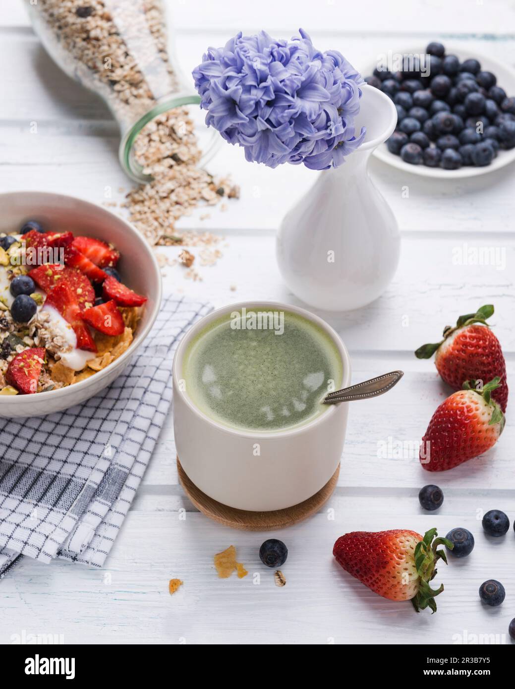 Tè Matcha e muesli con yogurt alle mandorle e frutti di bosco freschi Foto Stock