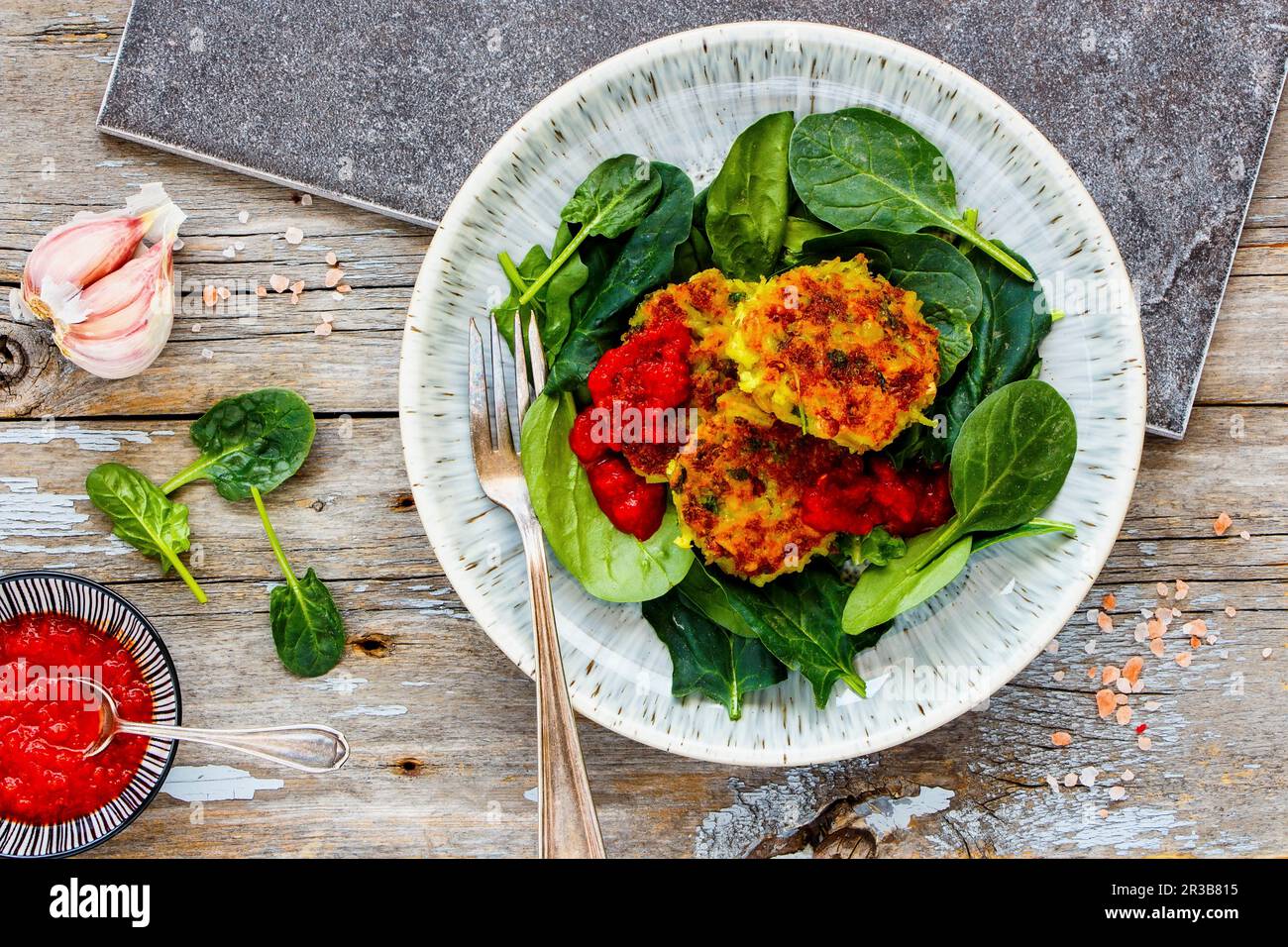 Frittelle di verdure con salsa di pomodoro e spinaci Foto Stock