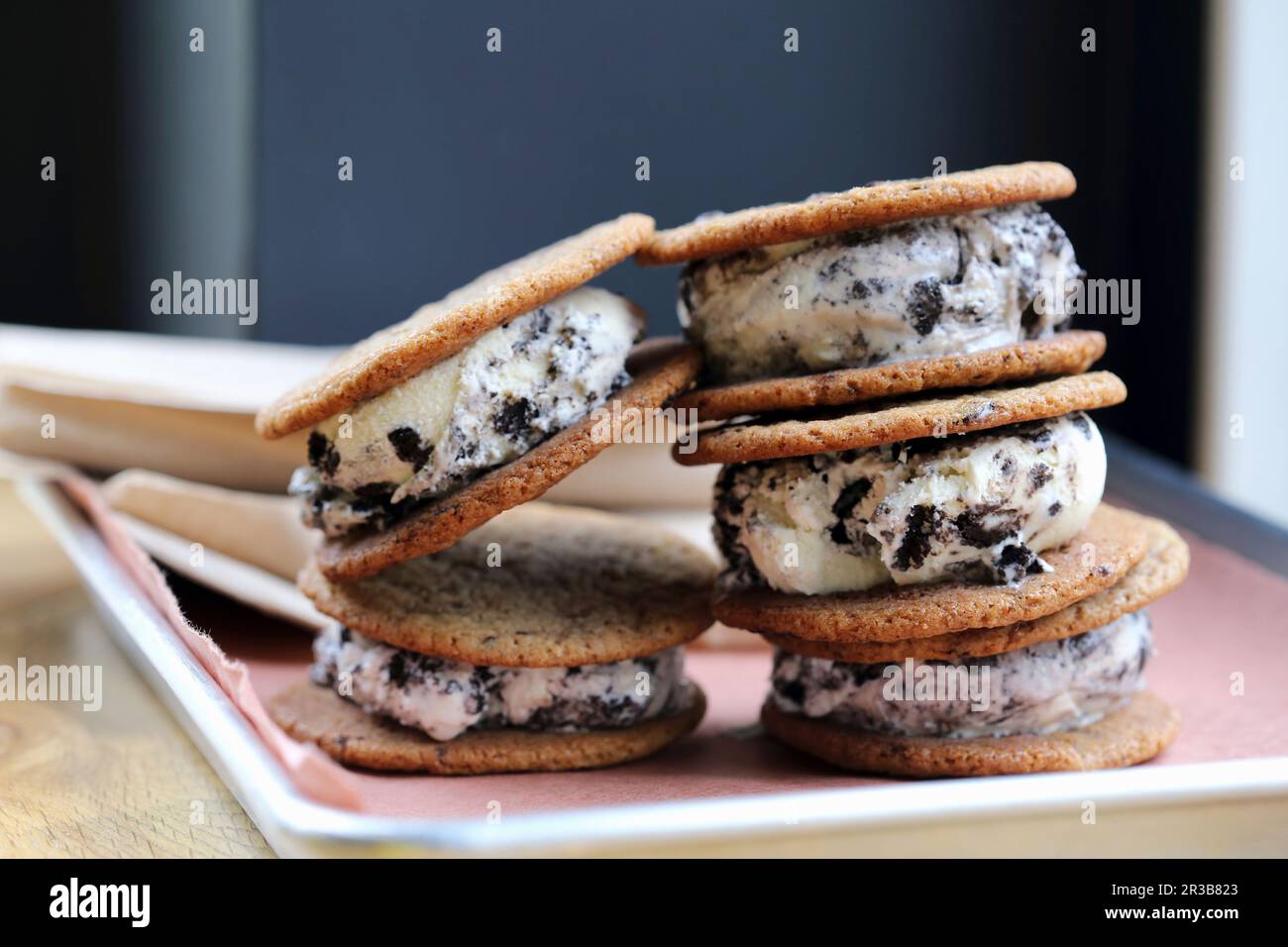 Mucchio di biscotti grandi e panini con gelato Foto Stock