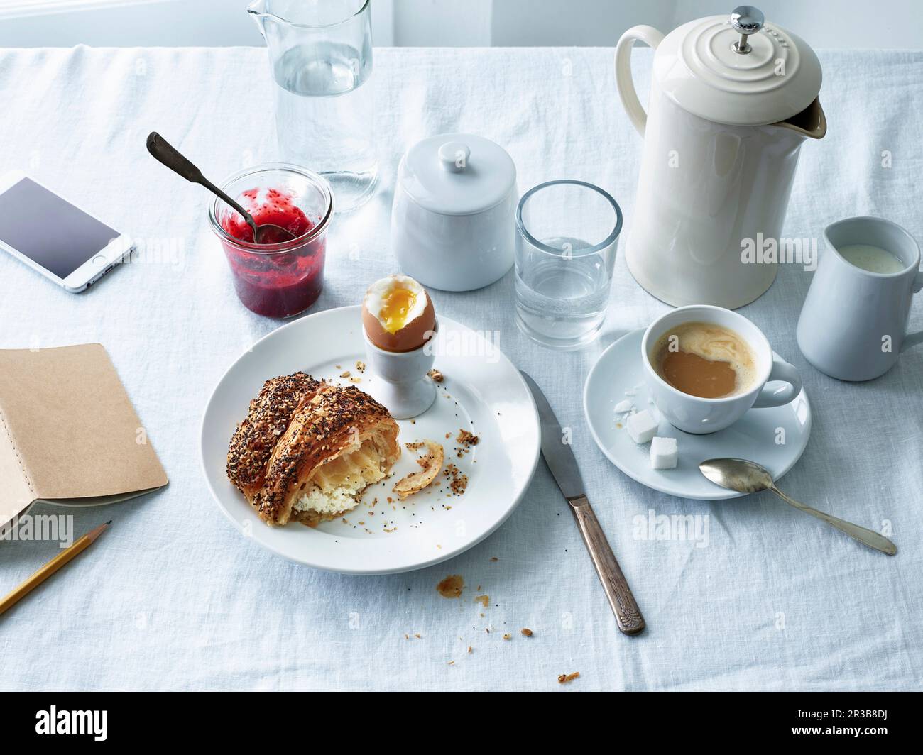 Colazione con uova, caffè e pasta Foto Stock