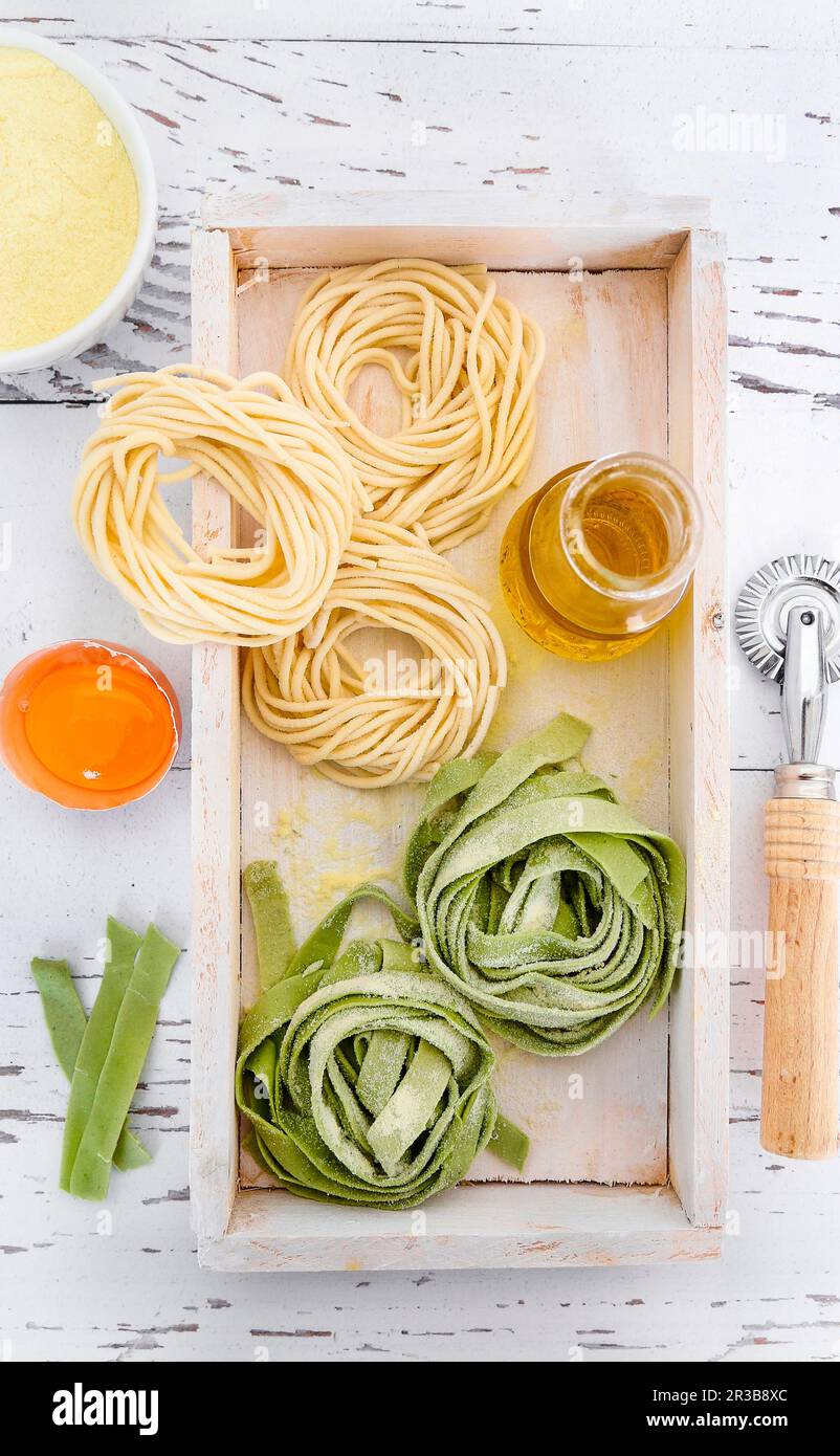 Spaghetti fatti in casa e tagliatelle verdi Foto Stock