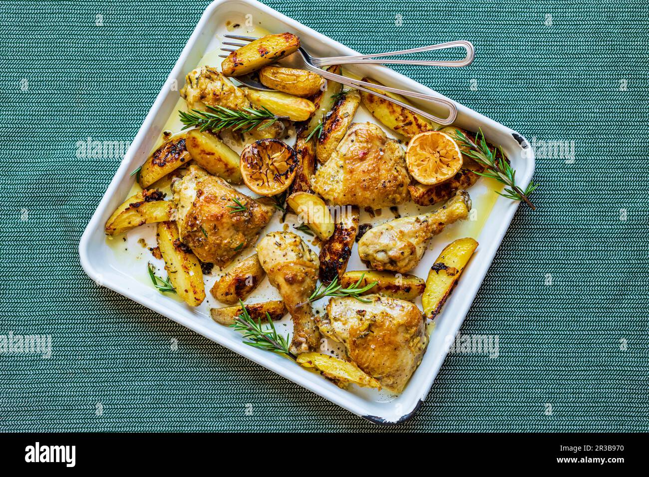 Vassoio di patate di pollo in forno Foto Stock