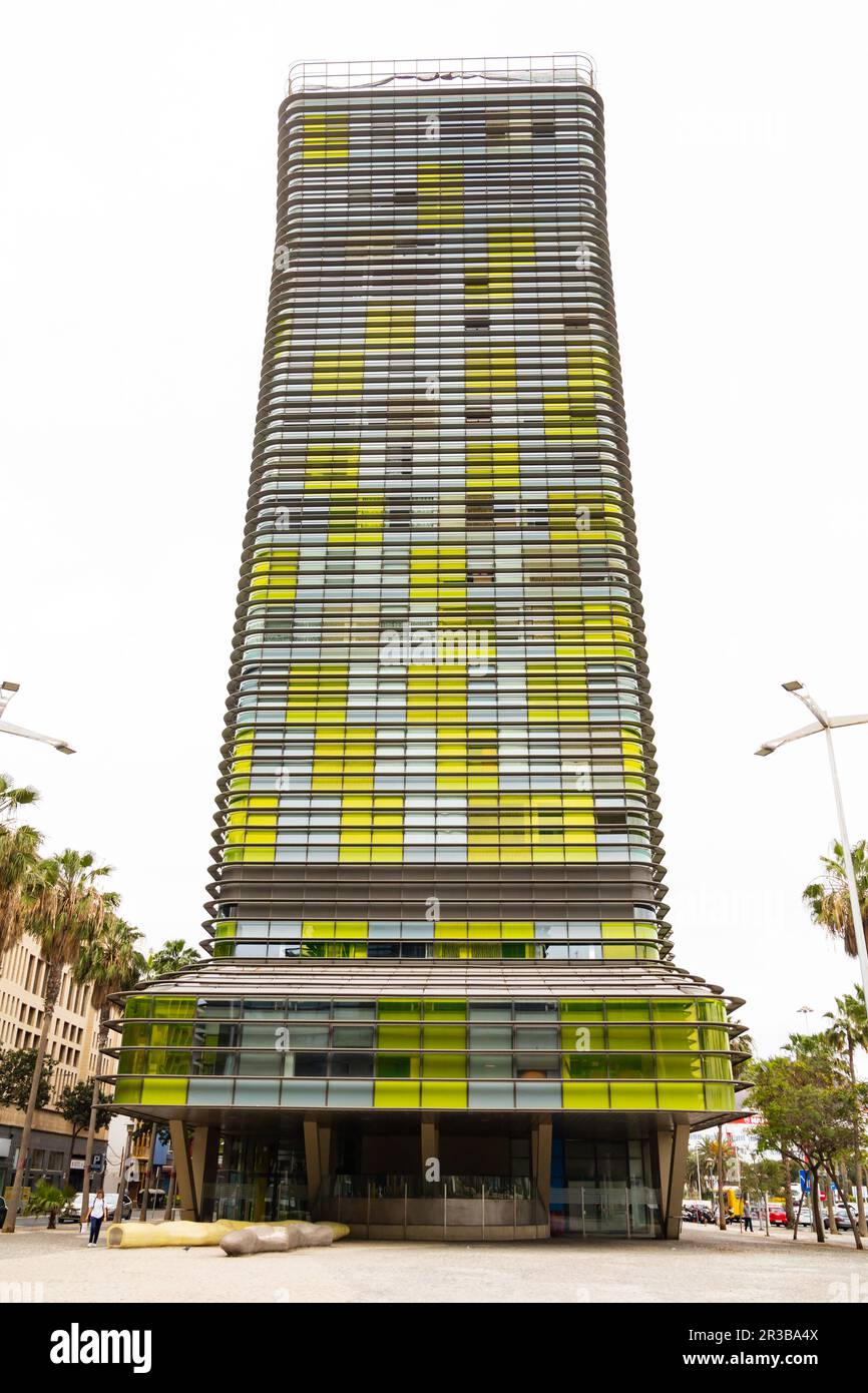 Il blocco di appartamenti in vetro giallo e verde, Woermann Tower, Torre Woermann. Las Palmas, Gran Canaria, Spagna Foto Stock